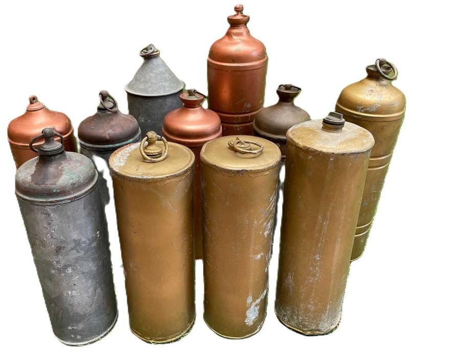 Garrafas antigas, vazias em cobre, para agua quente