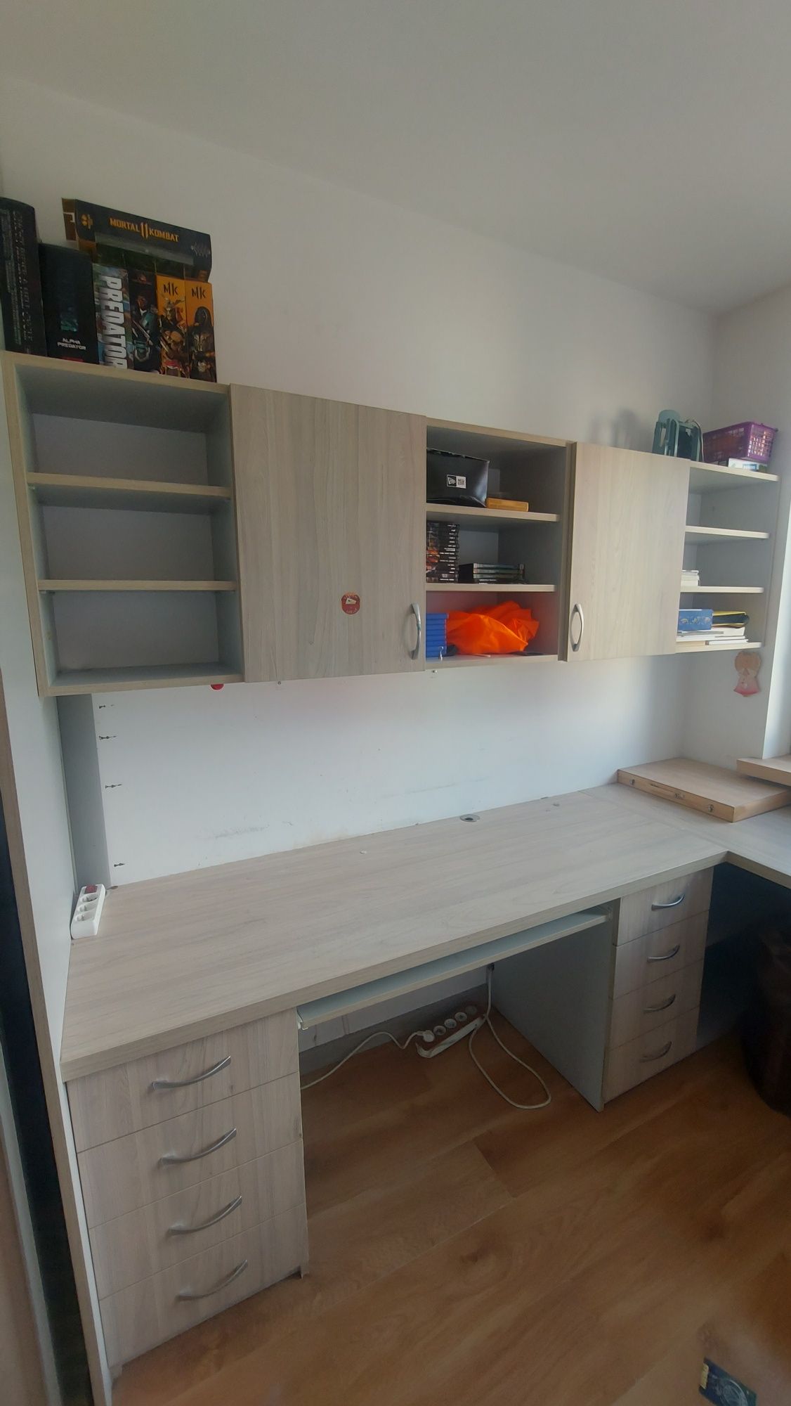 Meble szafki półki i biurko