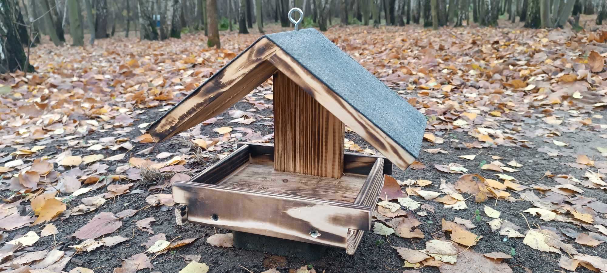 Karmnik dla ptaków drewniany.