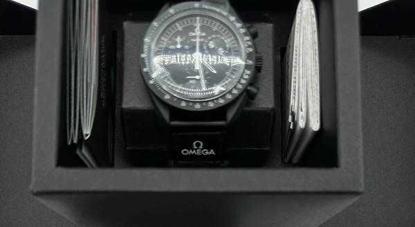 Omega x Swatch Snoopy SO33B700 - New Moon Limited Edition