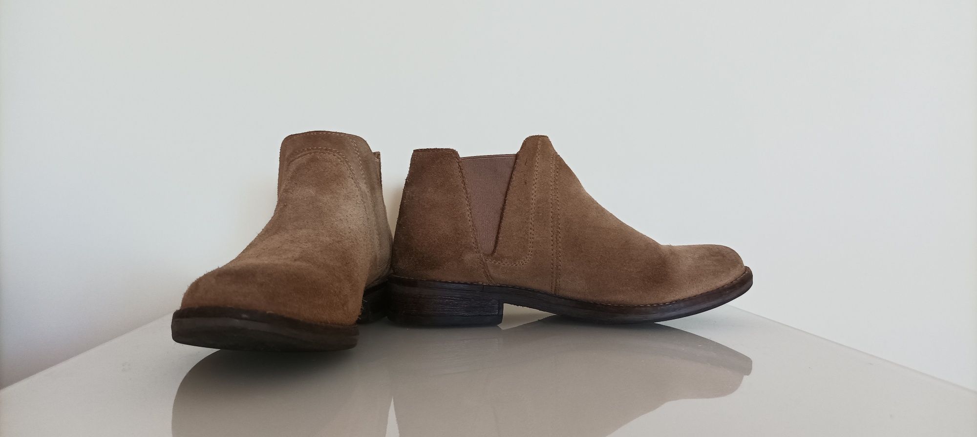 Botas Chelsea Clarks camurça castanha