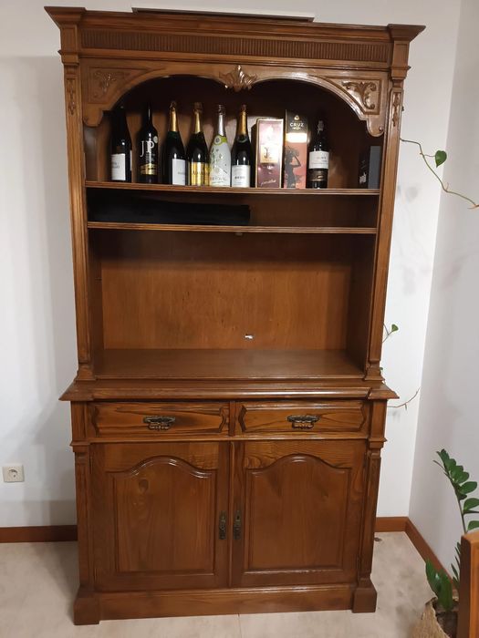 Mobília com mesa cadeiras e aparador