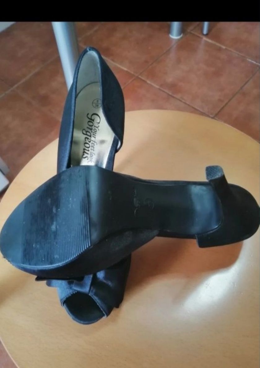 Sapatos de salto alto