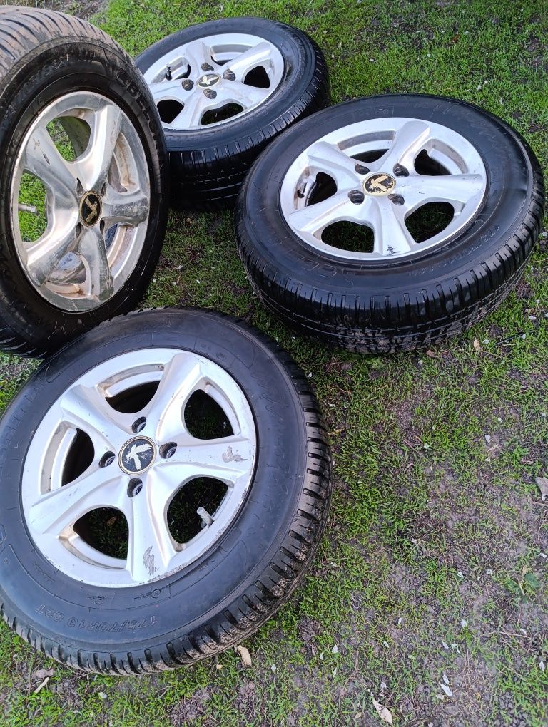 Продам комплект,13r.літо.