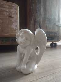 Aniołek siedzący porcelanowy