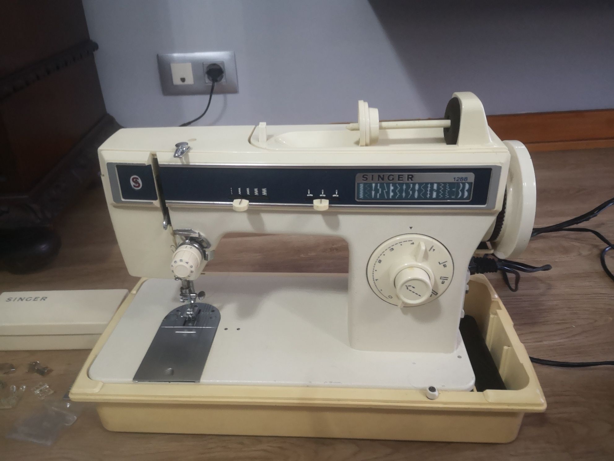 Vendo maquina de costura e bordados da marca Singer