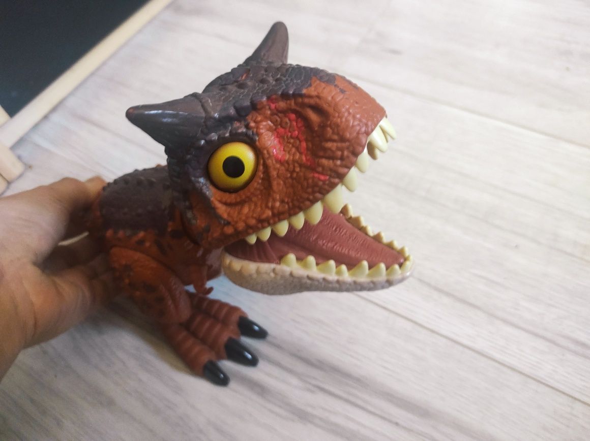 Jurassic World Karnotaur Toro Dino Gryz