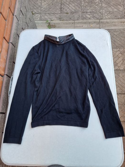 Жіночий світер COS віскозний чорний віскоза з шкіряним комірцем світер