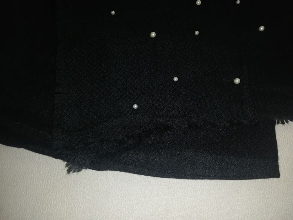 Cachecol preto com pérolas