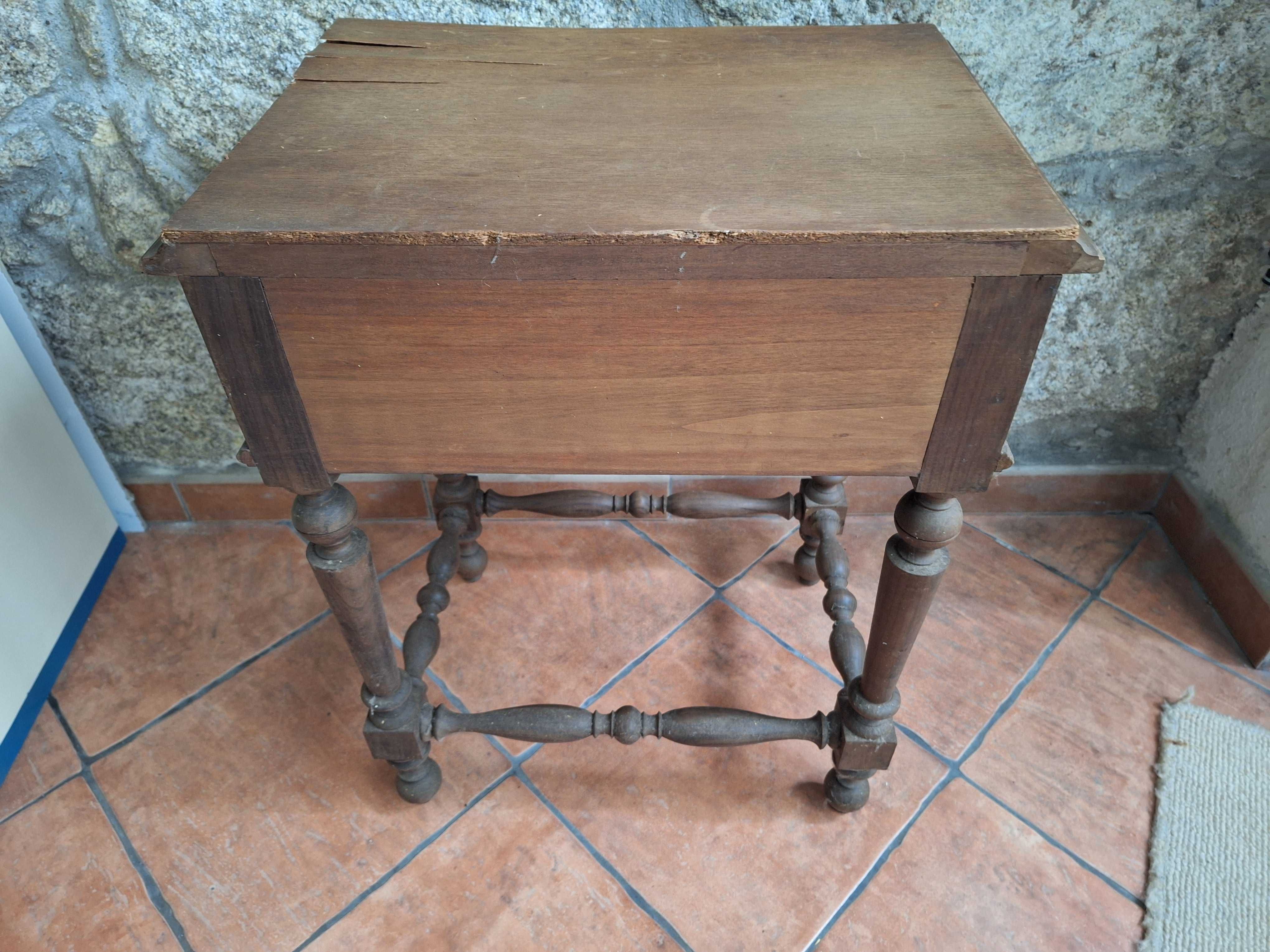 Mesa de cabeceira para restauro