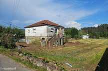 Moradia T3 p/ Reabilitar em Freixo, c/ Terreno e 2 Frentes – P. Lima