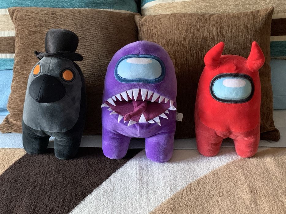 Peluches Among US