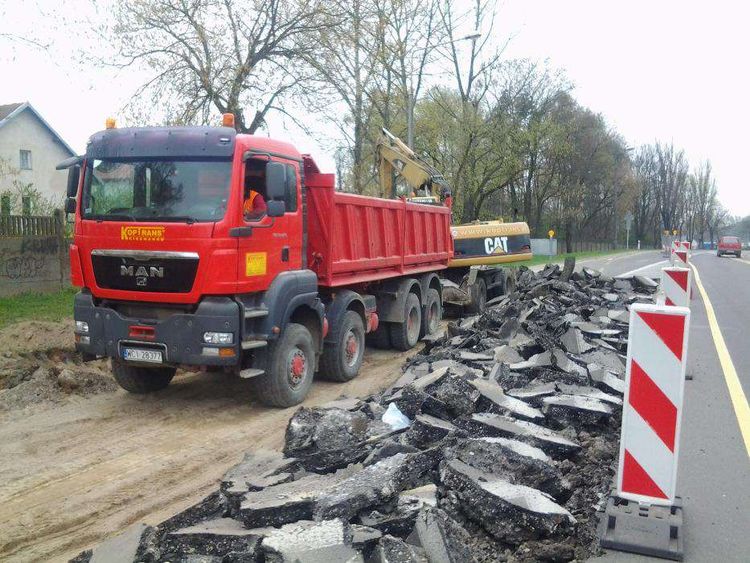 Wyburzenia budynków usługi koparką JCB transport CIechanów