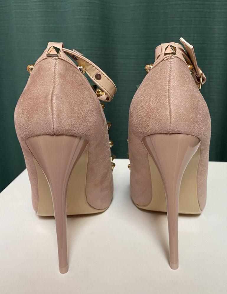 Sapatos Stiletto Rosa Nude com tachas (novos)