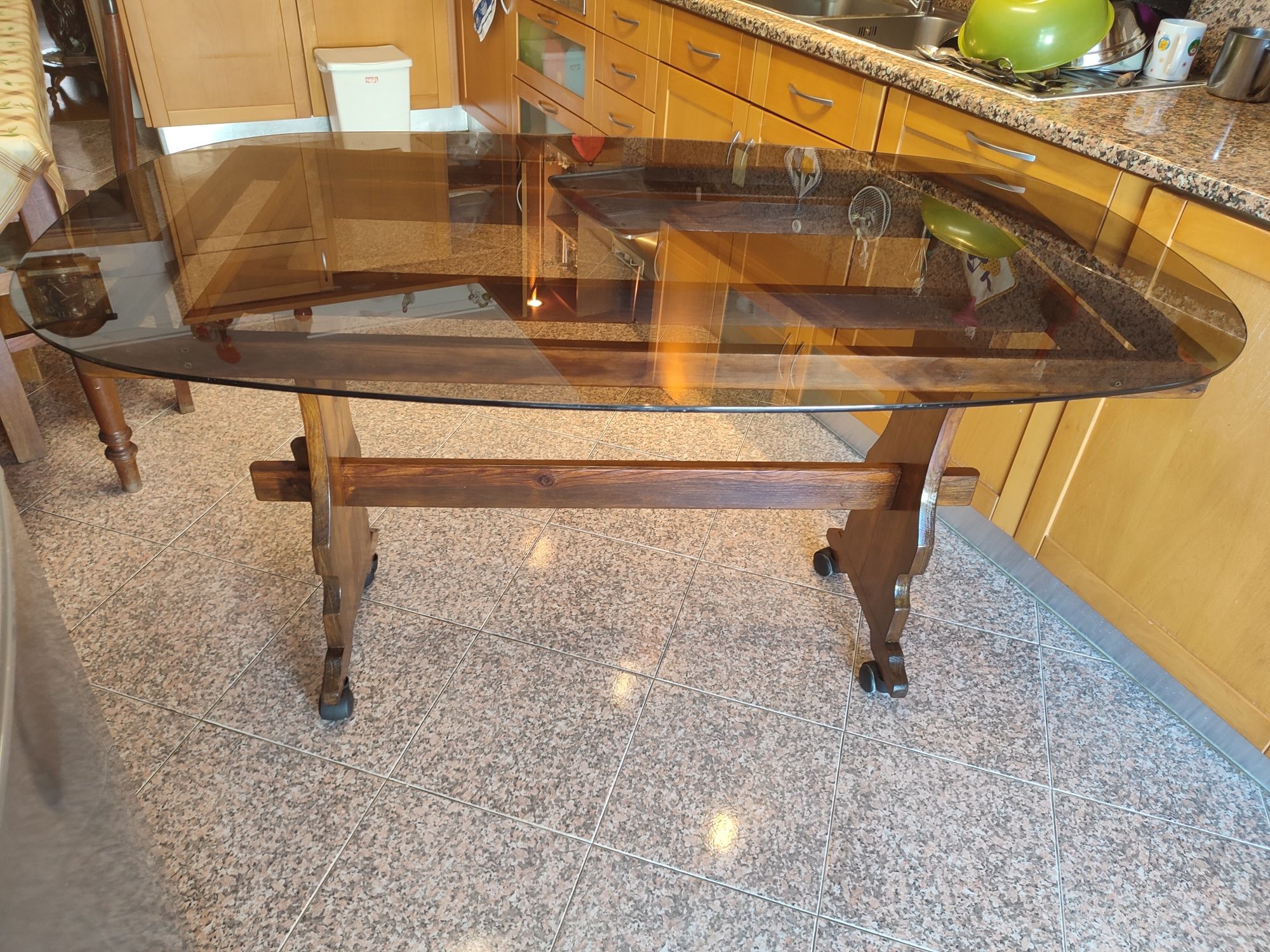 Mesa cozinha em madeira maciça e vidro