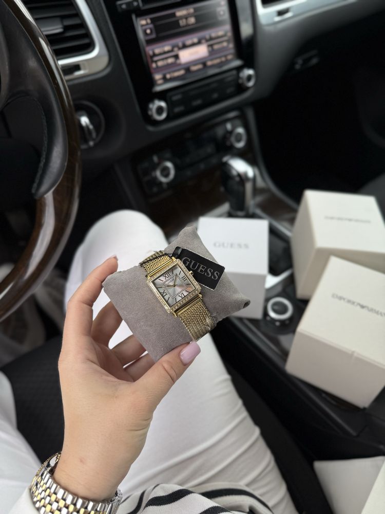 Жіночий годинник від Guess