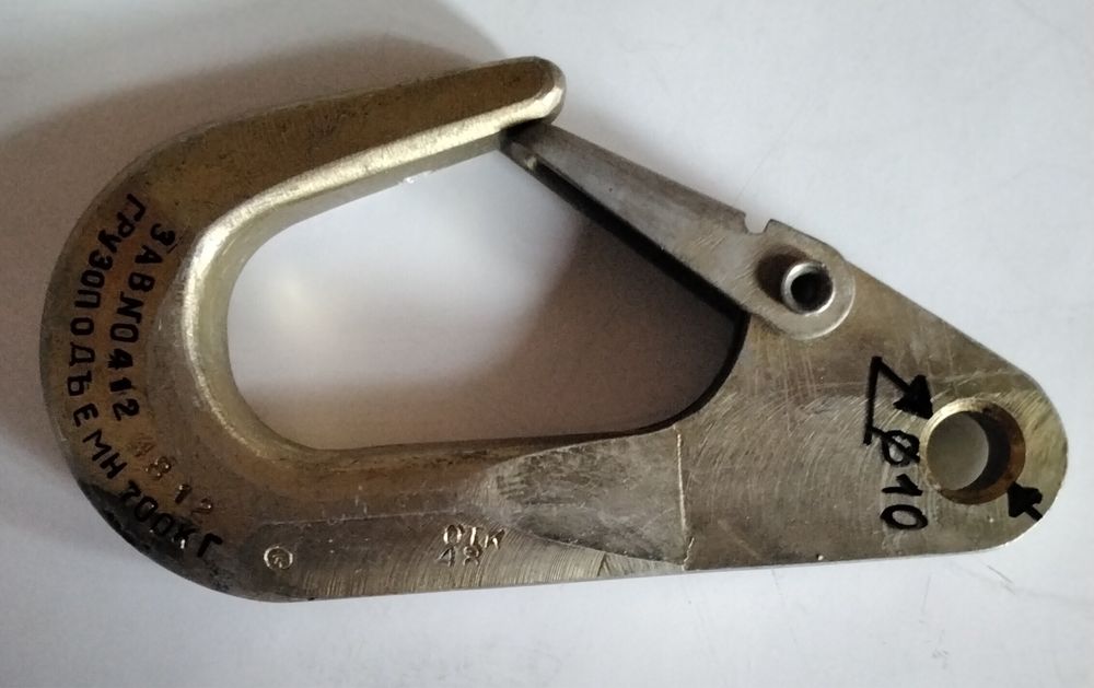 Гак с фиксатором для буксировочного троса легкового автомобиля