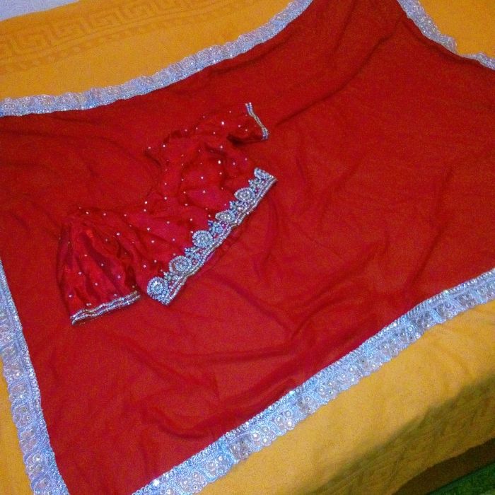 Сарі індійське червоного кольору