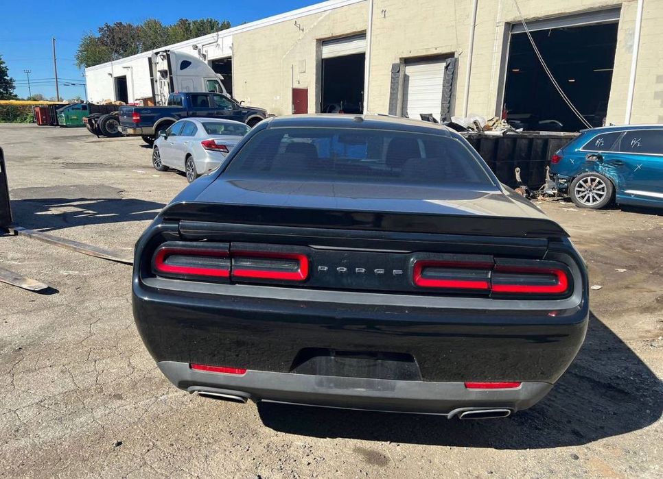 Крышка багажника Dodge Challenger