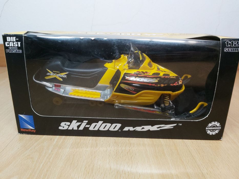 Mota de gelo Ski-doo MXZ 1:12
