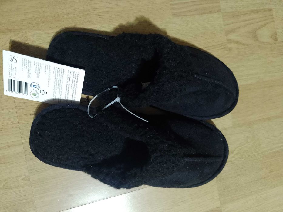Czarne papcie, pantofle