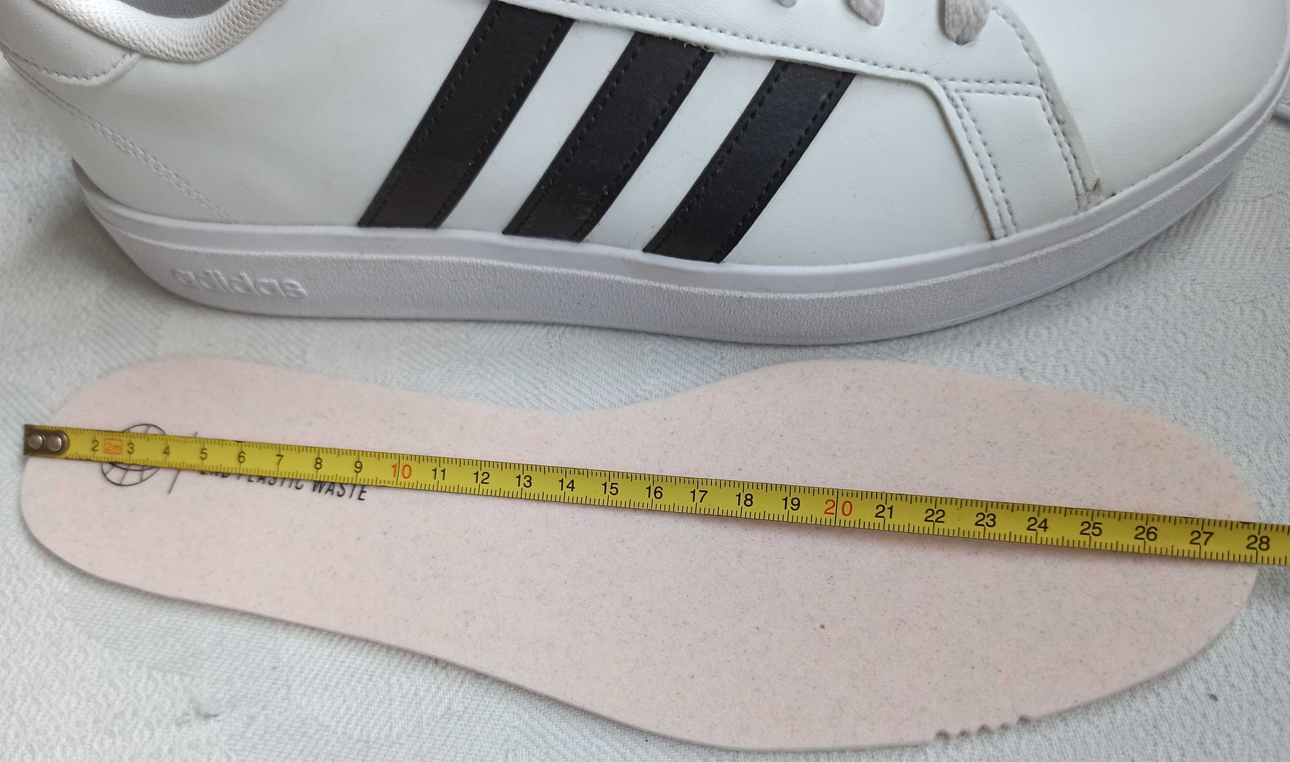 продам кроссовки Adidas 43 размер новые оригинал