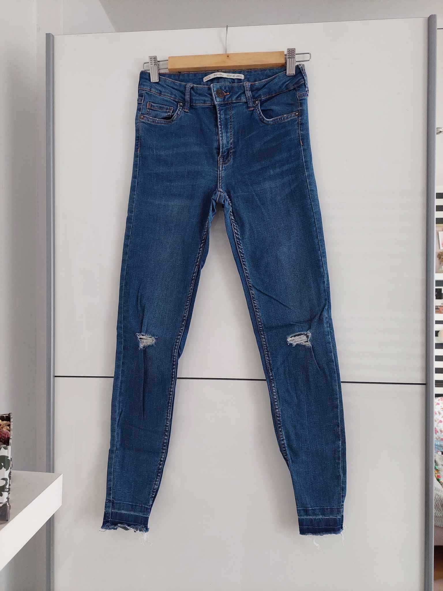 Spodnie z dziurami rurki skinny jeans rozmiar 38 ze sklepu Bershka