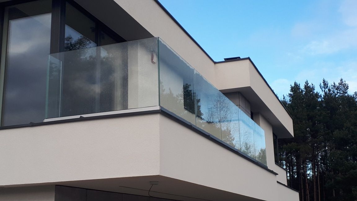 Balustrady szklane zewnętrzne i wewnętrzne