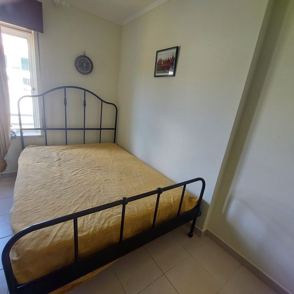 Cama de Casal Com Estrado Como Nova