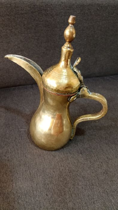 Винтажный латунный арабский кофейник «Даллах»