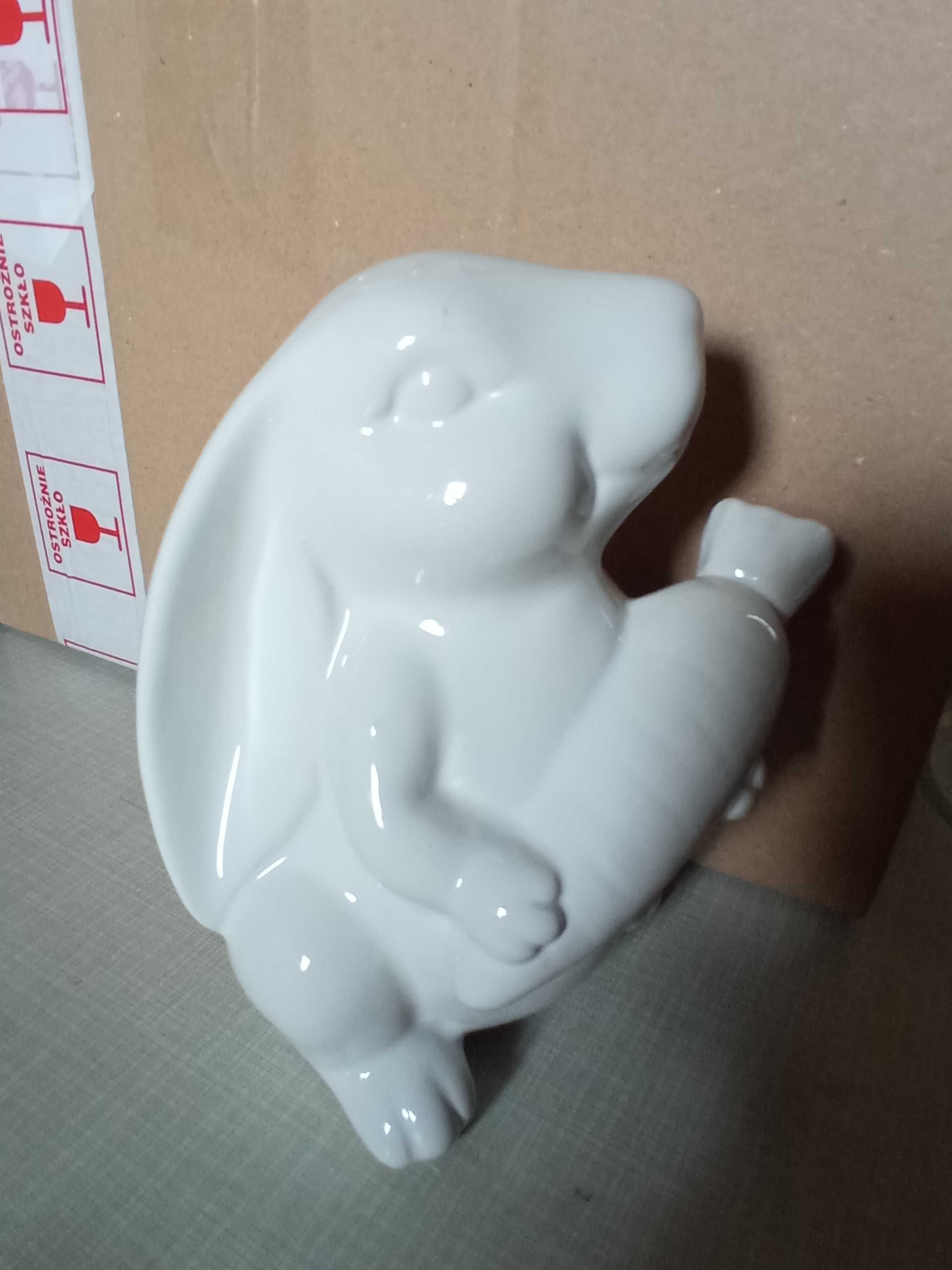 Ceramiczna duża figurka zajączek z marchewką