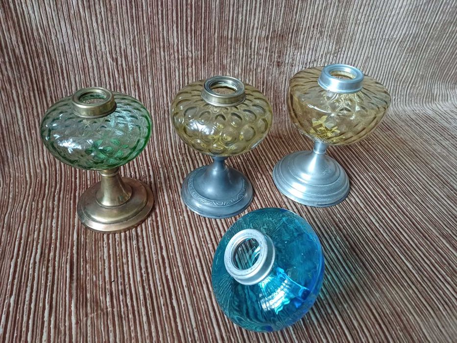 Szklany zbiornik do lampy naftowej.