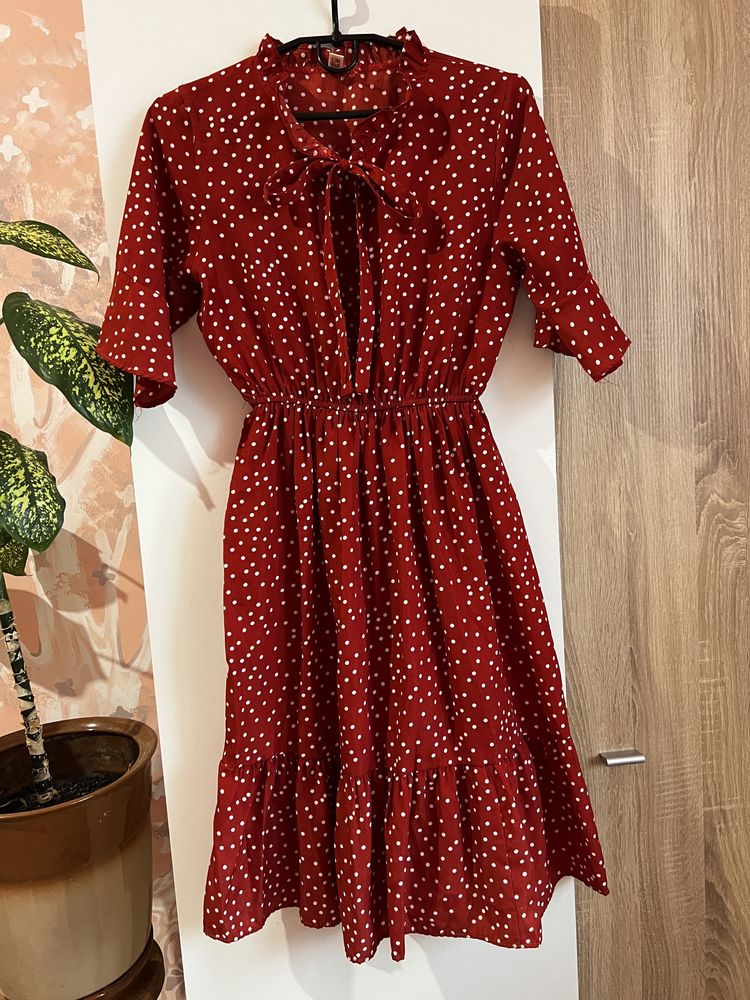 Плаття червоне в горошок, сукня