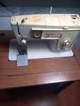 Para desocupar. Máquina de costura Singer com pouco uso.