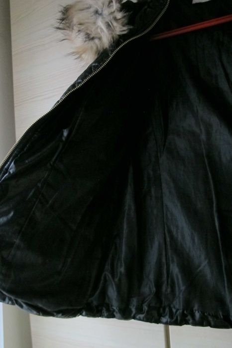 czarna kurtka 140 dziewczynka taliowana kaptur ciepła zimowa zapinana