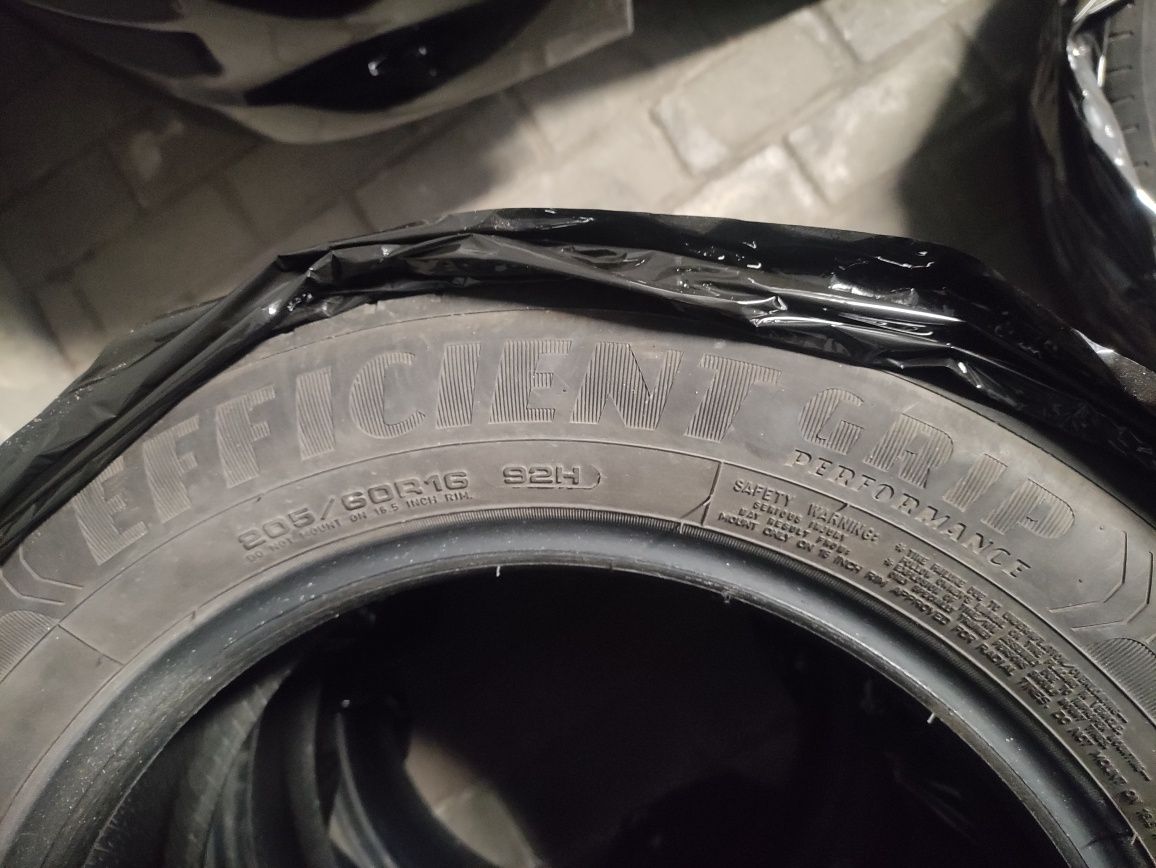 Goodyear EfficientGrip 205/60/R16 92H