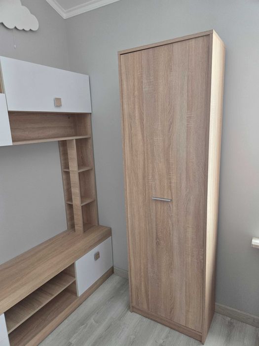 Шкаф-пенал с полками