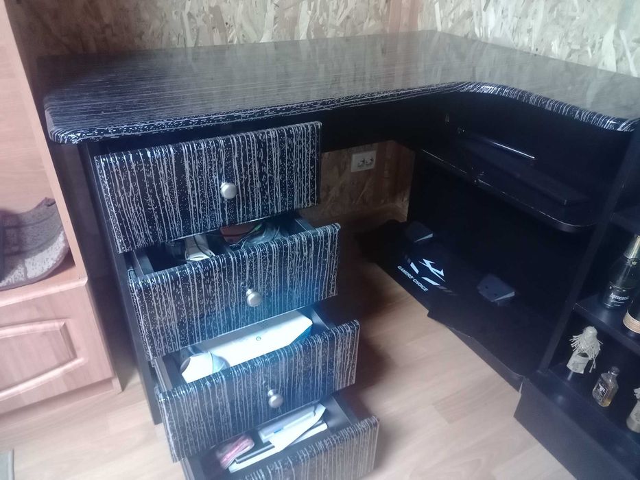 Стіл угловий комп'ютерний