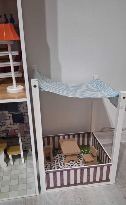 Duży drewniany domek dla lalek