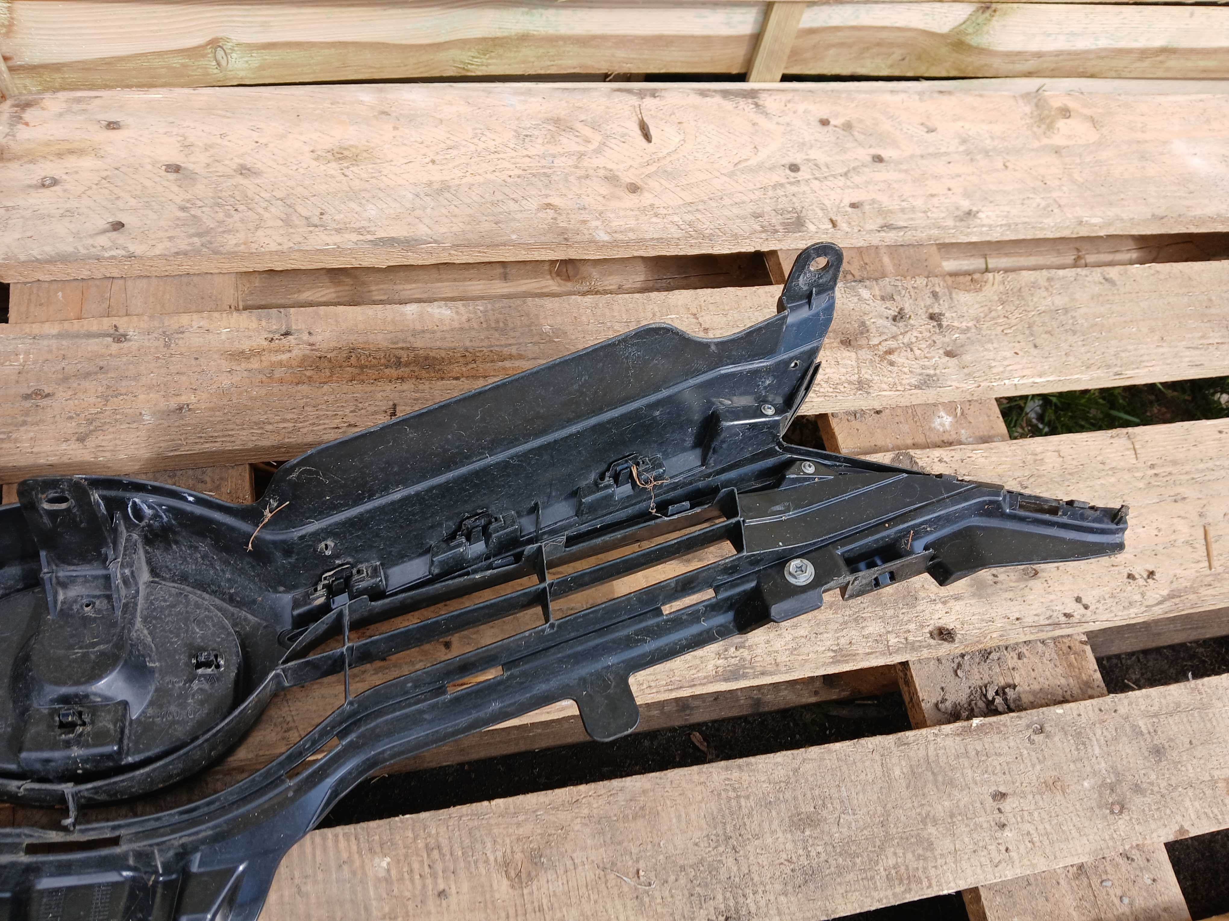 Atrapa atrapka gril Toyota Auris II Lift 15-18