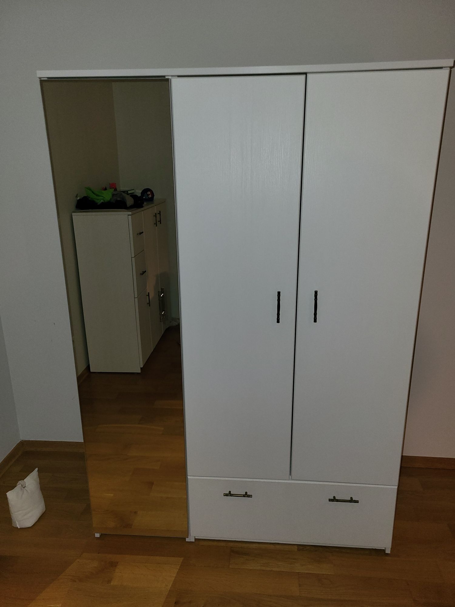 Sprzedam szafę białą trzydrzwiową