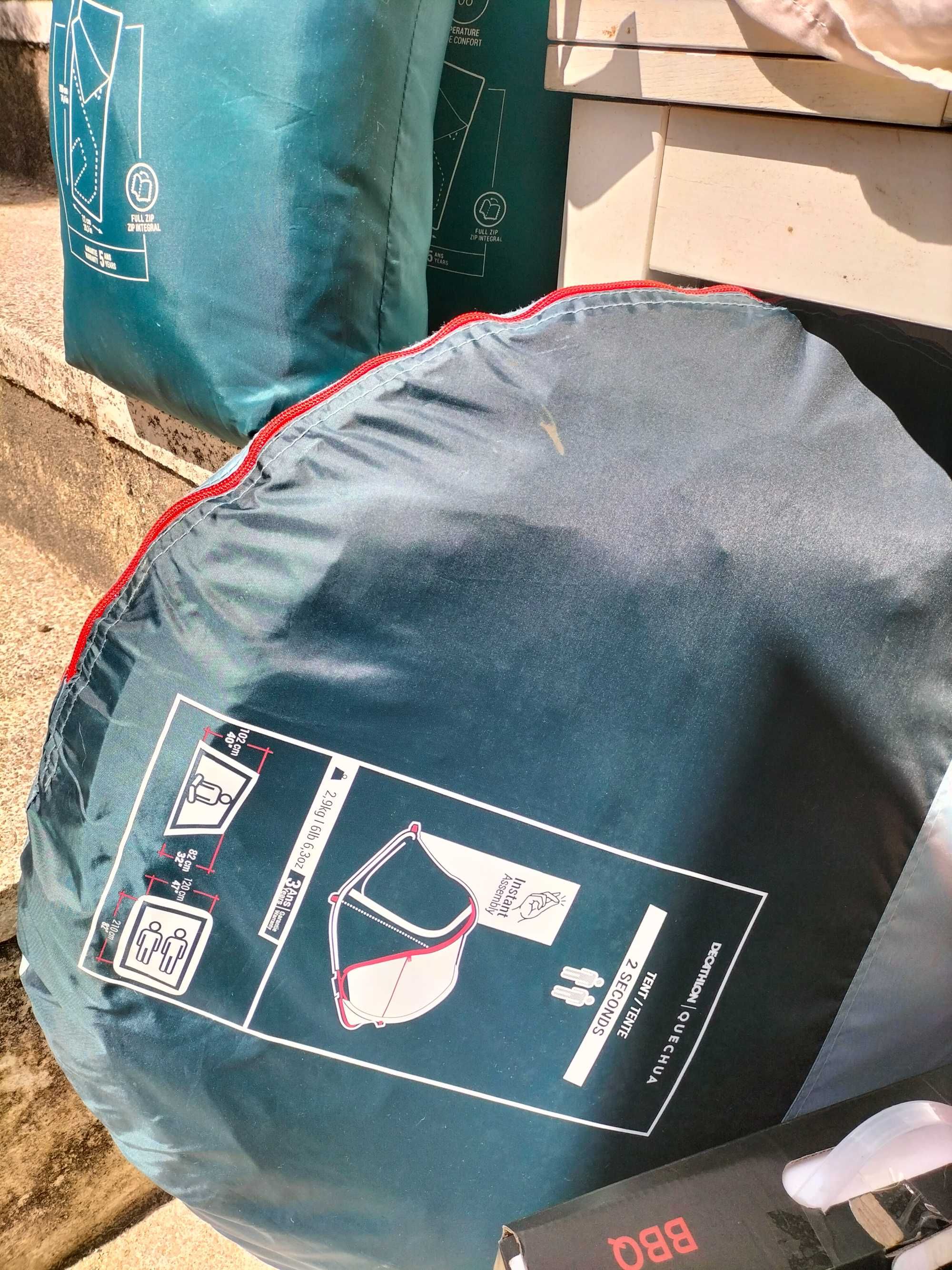 Tenda Quechua 2 Seconds (pop-up) + 3 sacos de dormir Quechua