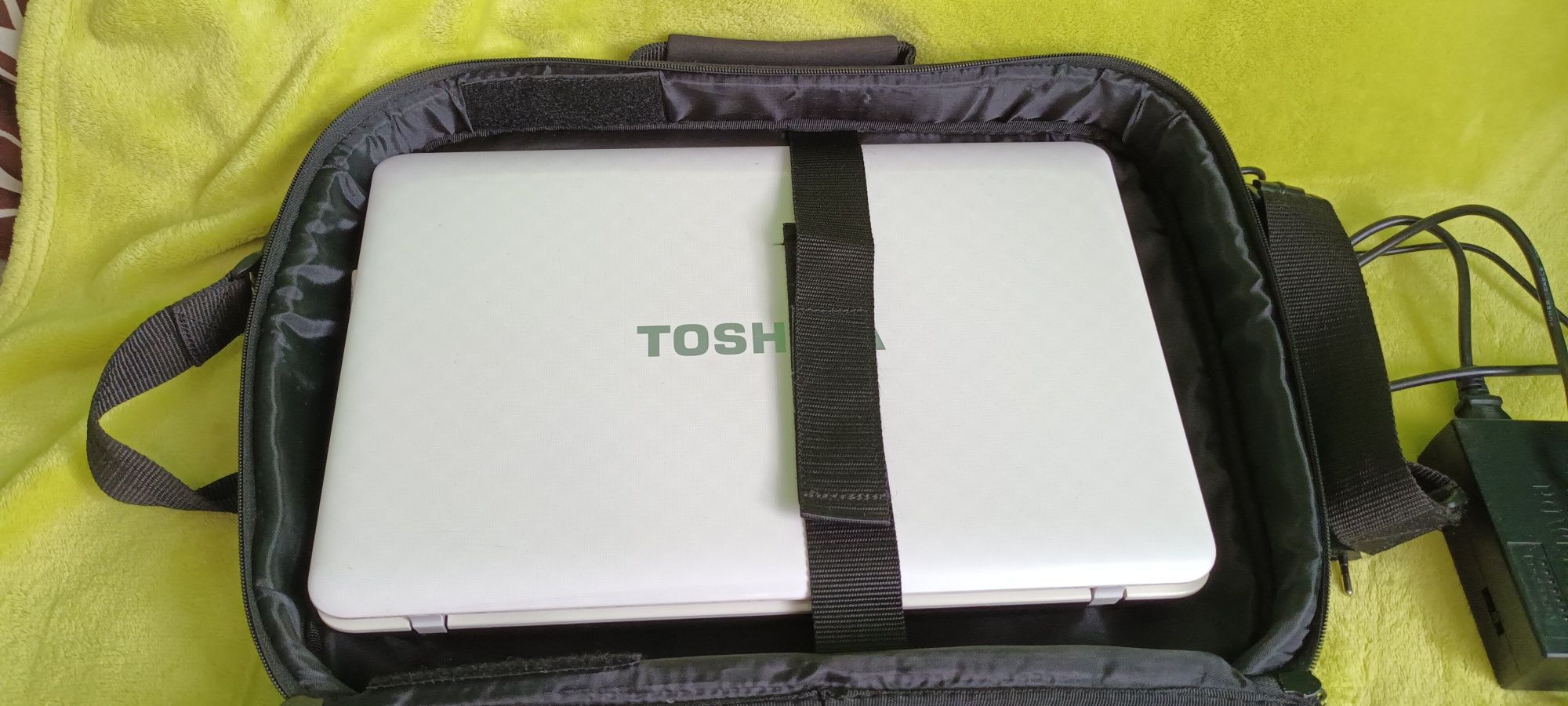 Laptop firmy Toshiba z torbą