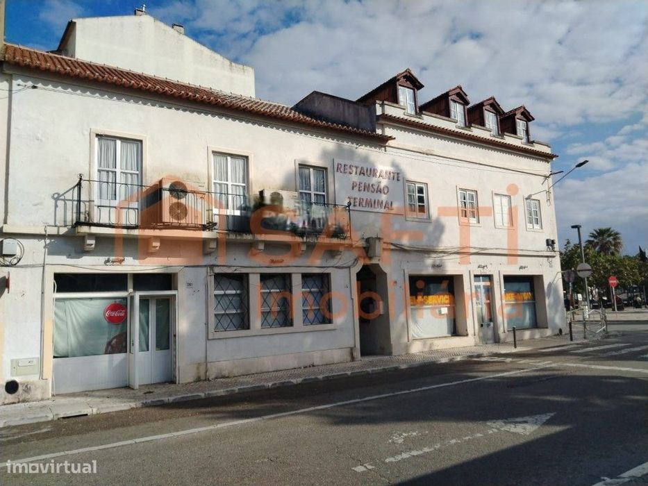 Grande Projeto De Investimento Residencial E Espaços Comerciais No ...