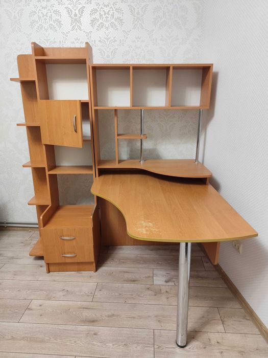 Стіл комп'ютерний кутовий. 150х120х175.