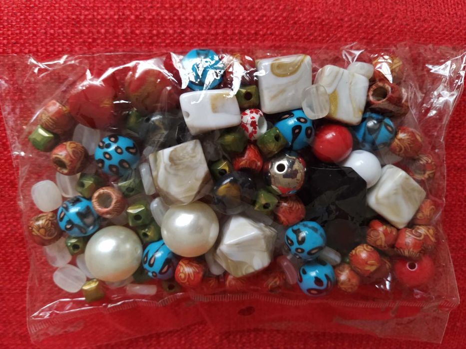 Embalagem com diverso material para atividades criativas