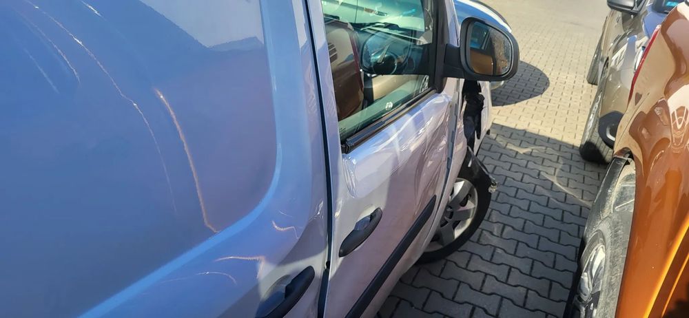 Renault kangoo  auto przed kolizją bezwypadkowe