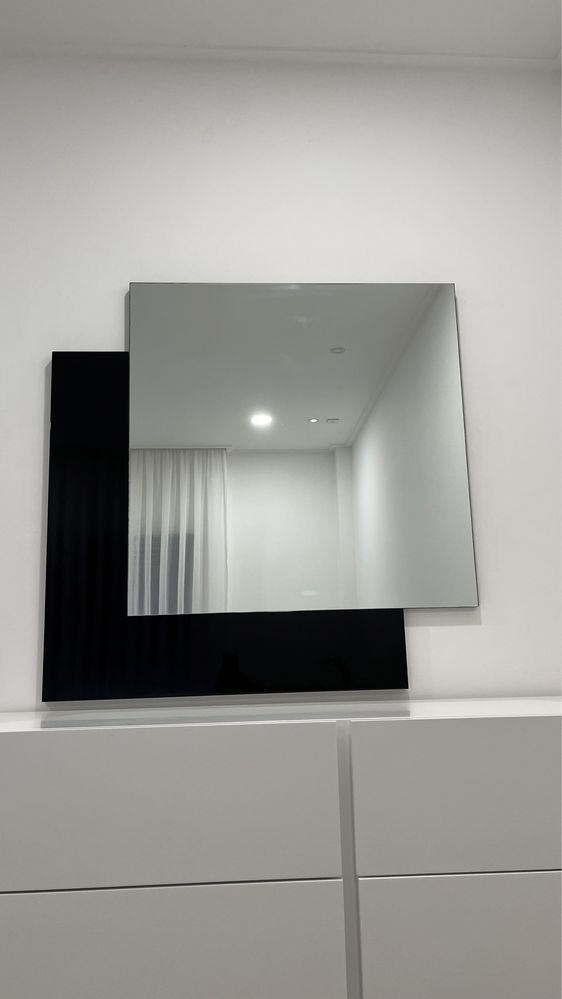 Espelho com pormenor lacado preto