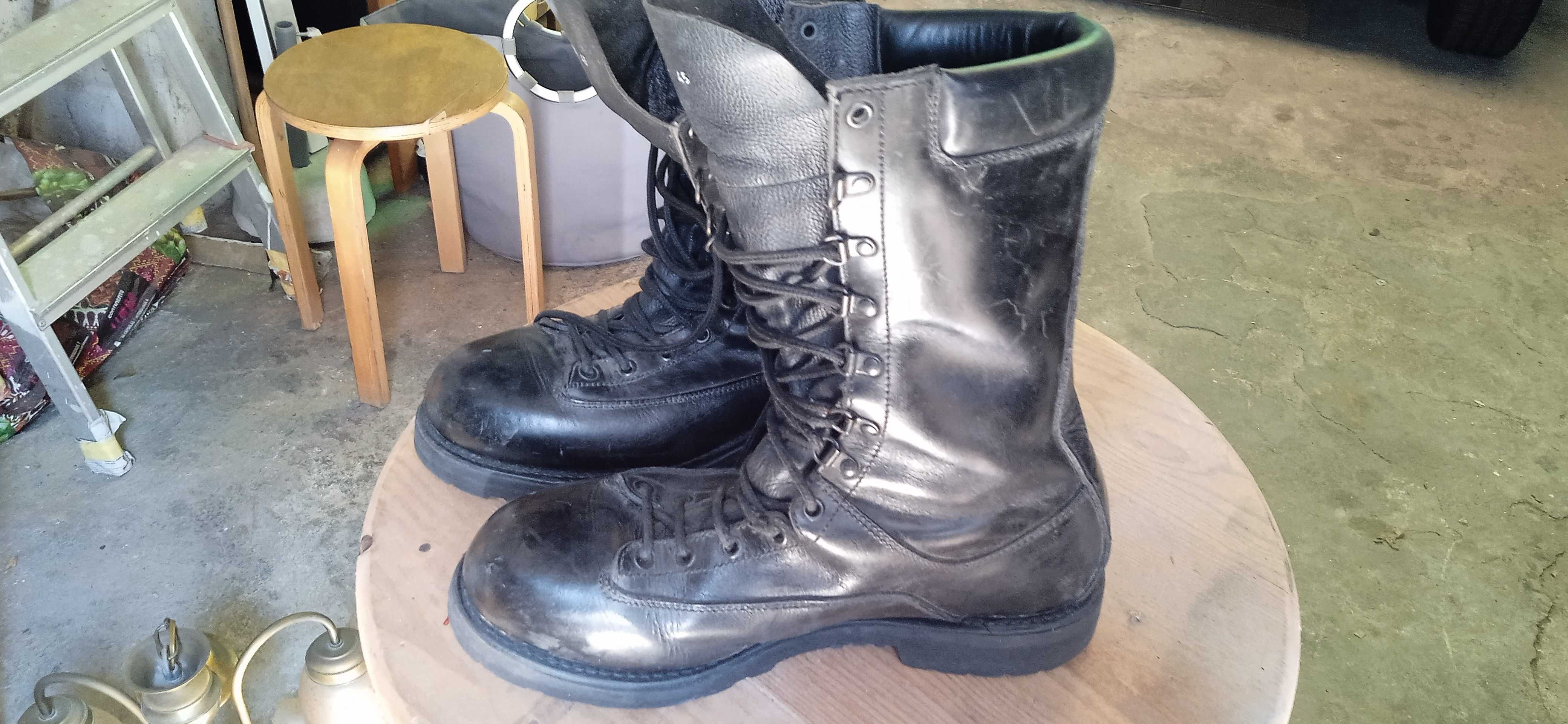 botas da tropa em bom estado e com muito piso Nos. 37 - 41 - 44.