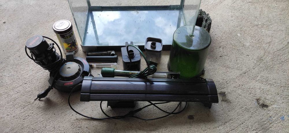 Aquário de 25 litros com diversos acessórios